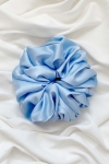 duża gumka do włosów jasnoniebieska Scrunchie Maxi Baby Blue