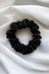 mała gumka do włosów czarna Scrunchie Mini Black Pearl