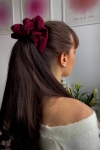 duża gumka do włosów bordowa Scrunchie Maxi Dark Cherry w kucyku