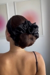 duża gumka do włosów czarna Scrunchie Maxi Black Pearl w koku