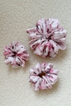 duża gumka do włosów różowa w kwiatowy wzór Scrunchie Maxi Rosie Cream
