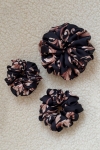 gumka do włosów czarna ze złotym wzorem Scrunchie Medium Black Truffle
