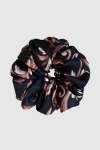duża gumka do włosów czarna ze złotym wzorem Scrunchie Maxi Black Truffle