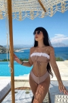 Komplet bikini Laura Flower beżowy – elegancka sylwetka w promieniach słońca nad basenem