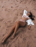 Bikini beżowe z kwiatami 3d – stylizacja Laura Flower na plaży