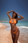 top bikini triangle Olivia w odcieniu pomarańczowym – wakacyjna stylizacja na tle morza