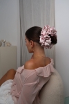 gumka do włosów różowa w kwiatowy wzór Scrunchie Maxi Rosie Cream – fryzura niski kok