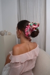 gumka do włosów kwiatowy wzór Scrunchie Maxi Hibiscus – fryzura niski kok