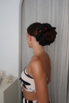 gumka do włosów czarna z różyczkami Scrunchie Maxi Black Romance – fryzura niski kok