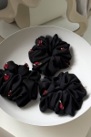 gumka do włosów czarna z różyczkami Scrunchie Maxi Black Romance