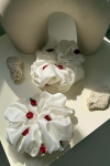 duża gumka do włosów ecru z różyczkami 3D – Scrunchie Maxi Cloud Roses