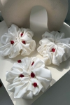 duża gumka do włosów ecru z różyczkami 3D – Scrunchie Maxi Cloud Roses