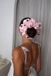 gumka do włosów różowa z różyczkami 3D Scrunchie Maxi Rose Cocktail – fryzura niski kok