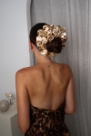 gumka do włosów beżowo-brązowa ze złotymi akcentami Scrunchie Maxi Golden Sand – fryzura niski kok