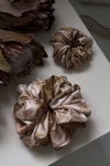 gumka do włosów beżowo-brązowa ze złotymi akcentami – Scrunchie Maxi Golden Sand