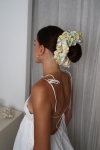 gumka do włosów ecru ze złotymi i turkusowymi wzorami Scrunchie Maxi Blue Lagoon – fryzura niski kok