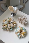 duża gumka do włosów ecru ze złotymi i turkusowymi wzorami – Scrunchie Maxi Blue Lagoon