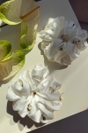 duża gumka do włosów ecru z różyczkami 3D Scrunchie Maxi White Swan