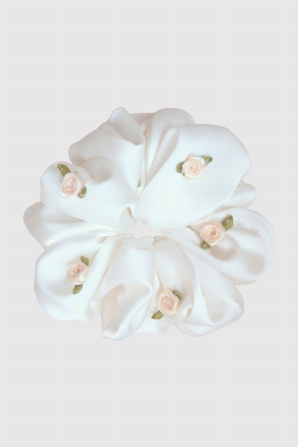 Scrunchie Maxi gumka do włosów ecru z różyczkami 3D – White Swan