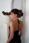gumka do włosów czarna ze złotym wzorem Scrunchie Maxi Black Truffle – fryzura kok