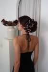 gumka do włosów czarna ze złotym wzorem Scrunchie Maxi Black Truffle – fryzura niski kok