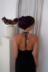 duża gumka do włosów fioletowa Scrunchie Maxi Dark Plum – fryzura niski kok