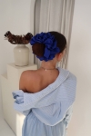 gumka do włosów kobaltowa Scrunchie Maxi Navy Blue – fryzura niski kok