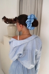 duża gumka do włosów jasnoniebieska Scrunchie Maxi Baby Blue – fryzura niski kok