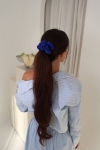 gumka do włosów kobaltowa Scrunchie Medium Navy Blue – fryzura kucyk