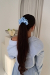 gumka do włosów niebieska Scrunchie Medium Baby Blue – fryzura kucyk