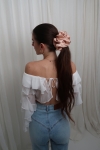 duża gumka do włosów beżowa Scrunchie Maxi Cappuccino w kucyku