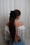 duża gumka do włosów czarna Scrunchie Maxi Black Pearl w kucyku