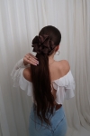 duża gumka do włosów czekoladowa Scrunchie Maxi Hot Chocolate w kucyku