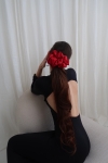 duża gumka do włosów czerwona Scrunchie Maxi Strawberry Red w kucyku