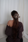 duża gumka do włosów Scrunchie Maxi Panterka Georgina fryzura w kucyku