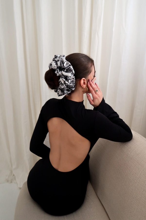 Scrunchie Maxi gumka do włosów czarno-biała we wzory – Midnight Jungle