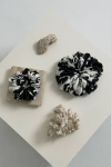 Scrunchie Maxi gumka do włosów w czarno-białe wzory – Stracciatella