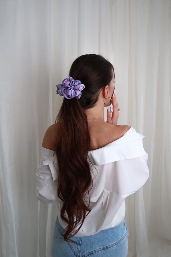 Scrunchie Medium gumka do włosów liliowa z różyczkami 3D – Fairy Dust