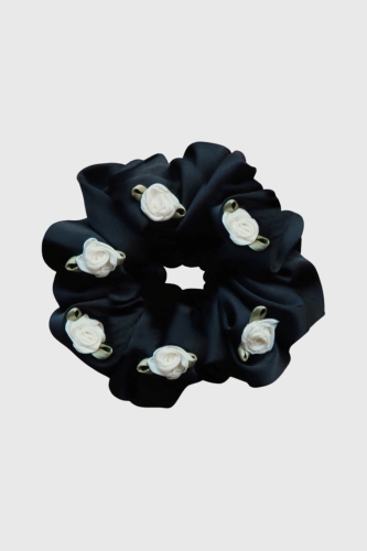 Scrunchie Medium gumka do włosów czarna z różyczkami 3D – Dark Liqueur