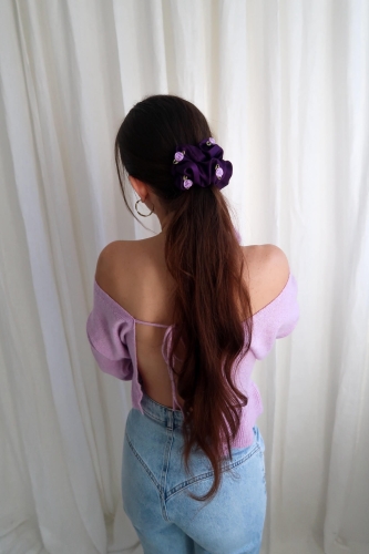 Scrunchie Medium gumka do włosów fioletowa z różyczkami 3D – Wild Berry