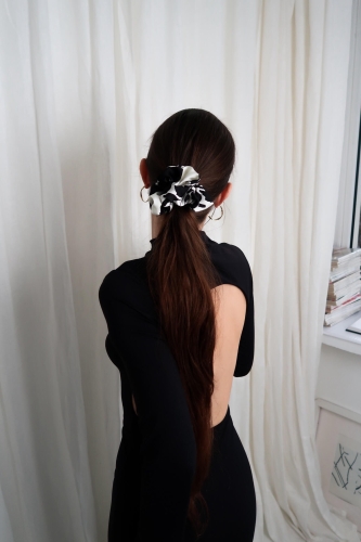 Scrunchie Medium gumka do włosów w czarno-białe wzory – Stracciatella