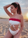 Białe bikini z kwiatami 3D – look boho na tle plaży