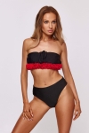 Modelka w czarnym bikini Laura Flower – odwrócone wiązanie z kwiatami pod biustem