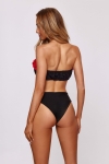 Czarne bikini bandeau Laura Flower – tył stroju z odkrytymi plecami