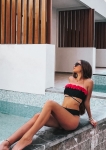 Glamour stylizacja na basenie – czarne bikini z kwiatami Laura Flower