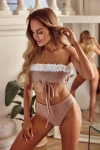 Bikini z kwiatami beżowe – minimalistyczna forma z nutą glamour