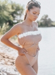 Komplet beżowego bikini Laura Flower na plaży – styl boho w letnim świetle