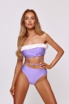 Modelka w liliowym bikini Laura Flower z kwiatami 3d – przewiązanie kostiumu na brzuchu