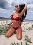 Modelka w komplecie Victoria bordowym – plażowy look